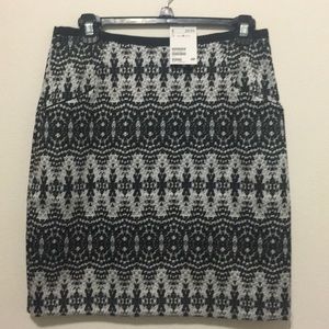 Perfect black and white print skirt with pockets!